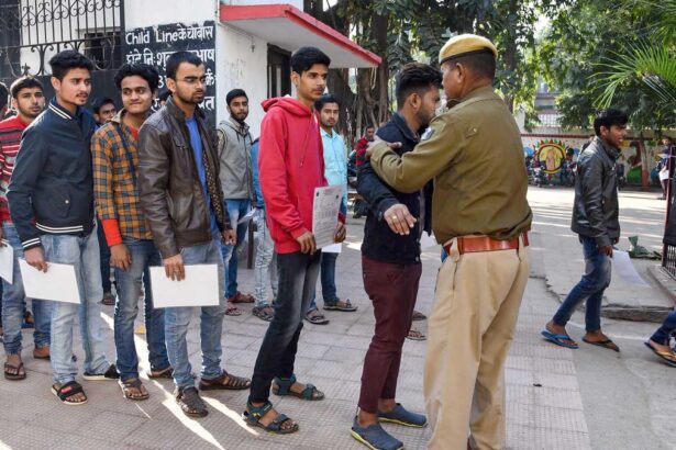 परीक्षा हॉल में प्रवेश से पहले परीक्षार्थियों की तलाशी लेते सुरक्षाकर्मी। फाइल। | फोटो क्रेडिट