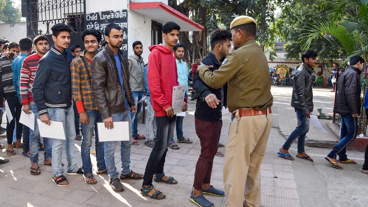 परीक्षा हॉल में प्रवेश से पहले परीक्षार्थियों की तलाशी लेते सुरक्षाकर्मी। फाइल। | फोटो क्रेडिट